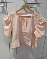 Chemisier rose saumon boutonné devant col arrondi , manches bouffantes, lanière pour serrer dans le dos (taille 42)