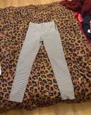 pantalon zara à petits carreaux taille L 