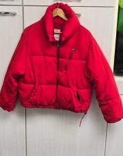 Veste Bershka rouge d'hiver, 3 poches et col montant, élastique à la taille et aux manches (taille L)