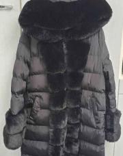 Manteau doudoune noir avec ceinture à la taille  fourrure autour de la capuche (la capuche est grande) qui descend le long de la tirette et fourrure autour des manches 