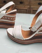 Chaussures Geox blanche d'été avec dessin en similicuir sur le talon compenser, lanière en similicuir autour de la cheville avec boucle en métal (taille 40)
