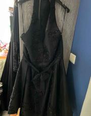 Robe noire noeud cou 