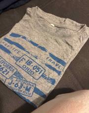 T-shirt gris motif bleu 