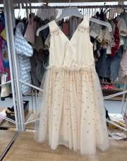 Robe tape-à-l’œil cinq ans à paillettes dorées