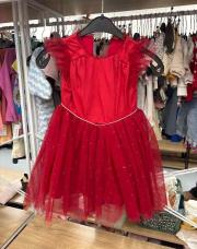 Robe rouge, tape-à-l’œil six ans