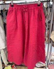 Jupe, longue rouge, huit ans