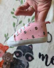 Petite paire de chaussures fille 