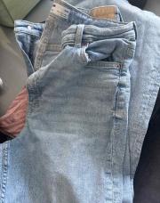 C: Jeans bleue clair flair Bershka