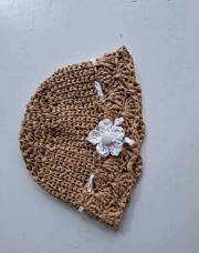 Capeline ou chapeau bébé marron avec fleur blanche