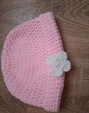 Chapeau rose avec fleur blanche