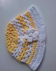 Bob , chapeau jaune et blanc avec fleur blanche 