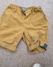 short jaune 