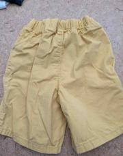 short jaune 