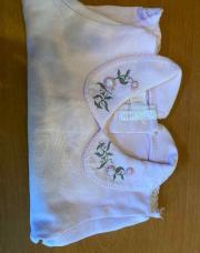 body à manches longues de couleur rose pâle avec col Claudine orné de fines broderies florales 4-6M 68CM
