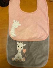 2 bavoirs de la marque Dreambee