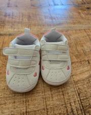 Baskets scratchées à cœurs brodés pour bébé fille