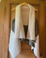 gilet sans manches bi-matière avec un côté en moumoute/faux mouton beige et suédine kaki TU