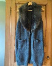gilet long sans manches en maille grise, avec un col imposant en fausse fourrure Atmosphère S