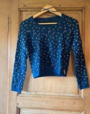 Pull bleu marine avec motifs léopards noir et argenté Guess S
