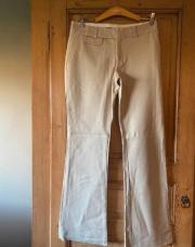 pantalon Banana Republic de couleur beige coupe flare taille 4