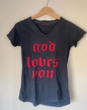 t-shirt noir à col en V avec l'inscription 