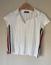 polo à manches courtes Bershka de couleur blanche avec des bandes latérales tricolores (rouge, blanc, bleu marine) XS