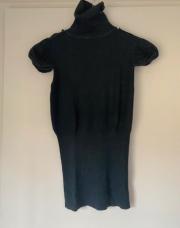 Pull noir à col roulé et manches courtes bouffantes, de la marque By Laetitia S
