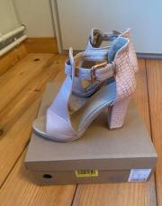 paire de sandales à talons hauts, avec son fini effet peau de serpent rose poudré 38