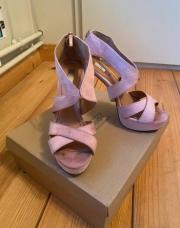 paire de sandales à talons hauts de chez Stradivarius, avec son fini en daim rose 37