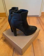 paire de bottines à talons hauts de la marque H3, avec son bi-matière mêlant cuir lisse et empiècement effet reptile à l'arrière 38