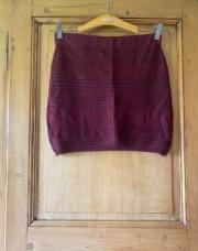 mini-jupe bordeaux avec des motifs géométriques en relief Atmosphère M