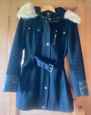 manteau noir à capuche ornée de fausse fourrure Halifax Traders 36