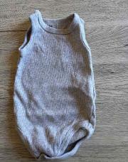 Body sans manche gris 6 mois 