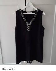 S_Robe noire en suédine avec perles encolure