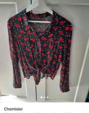 S_Chemisier kiabi avec fleurs rouges