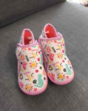 Pantoufles taille 26 neuf 
