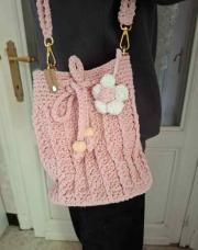 Sac bourse rose avec fleur blanche 
