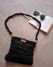 Sac noir effet métallique au crochet 