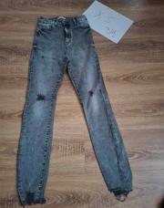 T : 34 jeans gris légèrement déchiré au genoux 