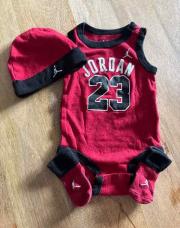 Ensemble body bonnet chaussettes Jordan T6/12 mois 