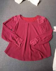 Blouse bordeaux motif épaules 