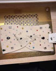 Bandeau beige à strass 