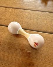 Hochet rose pale en bois
