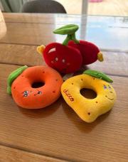 3 hochets fruits tissus