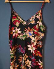 Robe fines bretelles. Noir fleurie