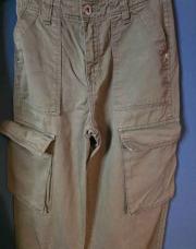 Bershka Taille 32. Cargo kaki 