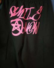 Pantalon noir et rose. 