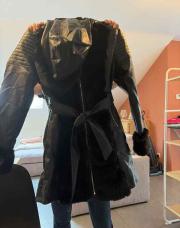 Long manteau simili et fourrure avec ceinture L