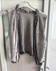 C: Gilet gris sans manche