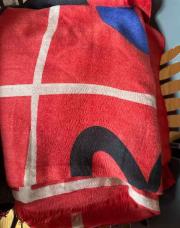 Foulard rouge motif bleu noir 